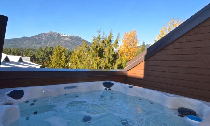 Whistler Village Apartment | Whistler Blackcomb VR Hearthstone Lodge