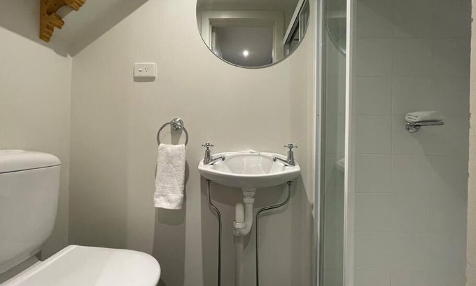 Hotham Heights Apartment | White Crystal 210