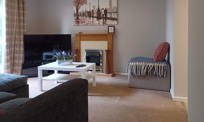 Dunstable Apartment | WHITE DOOR MALT-Huku Kwetu (Dunstable)