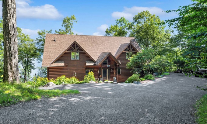 Seguin House | White Pines Lake Joseph Muskoka