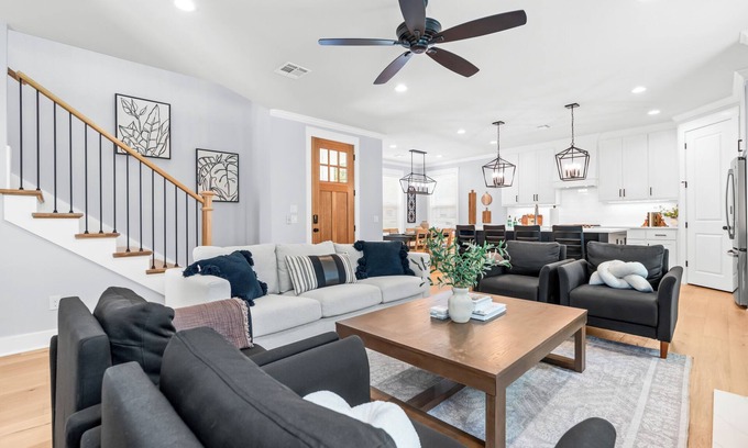 Waco House | White Retreat on Proctor - 2 Kings 4 Twins