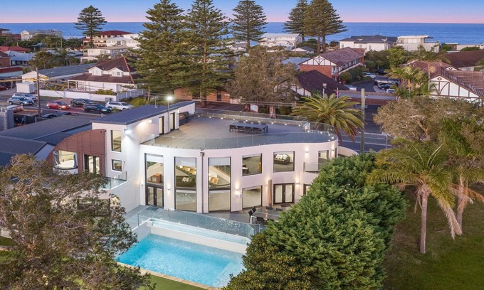 Wamberal House | Whitehaven - Ultimate Coastal Retreat!