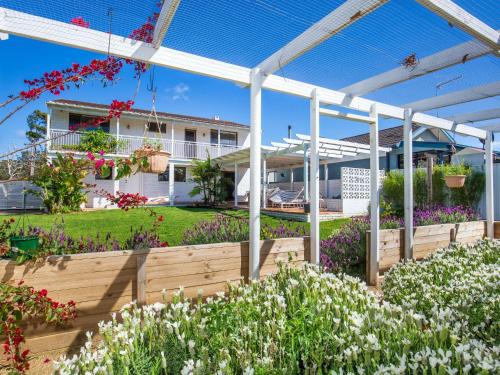 Callala Beach House | Whitewash I Pet Friendly I 5 Mins Walk to Beach