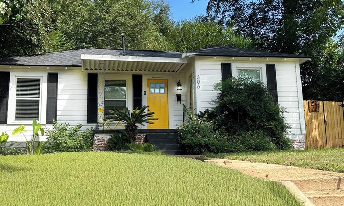 Tyler Cottage | Whole 3 Bedroom Cottage + Yard Near Medical District & Downtown Tyler