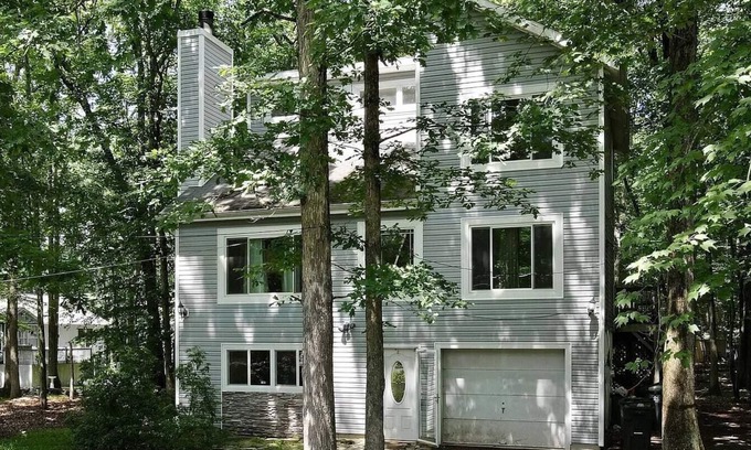 East Stroudsburg Ski Chalet | Wildhaven - Movie Room, Pool & Lakes, Near Camelback