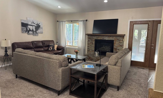 Colorado Springs House | WildPine 5-bedroom house nestled in the pines