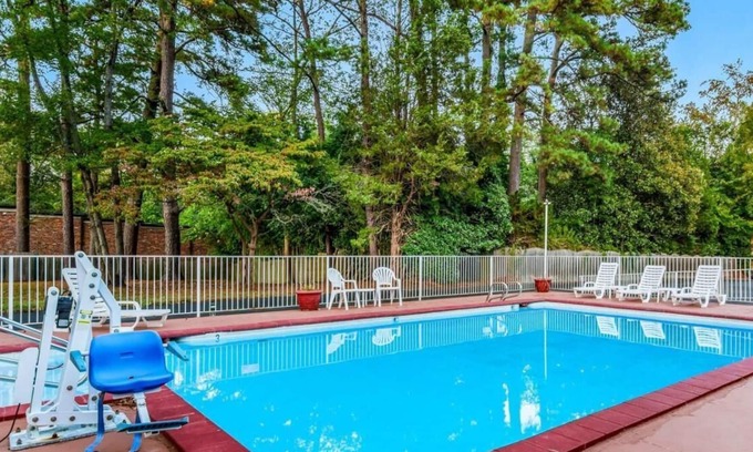 Williamsburg House | Williamsburg Getaway! FREE Parking, Pet friendly!
