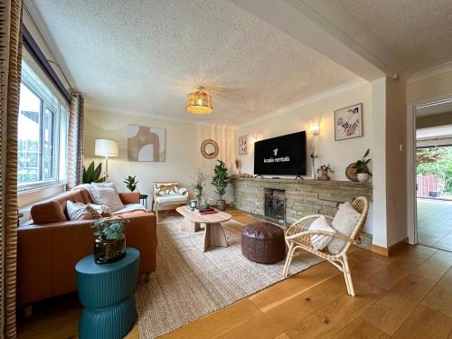 Canterbury House | Willow Stream House - Spacious City Centre Riverside Home - FREE 2 Car Parking