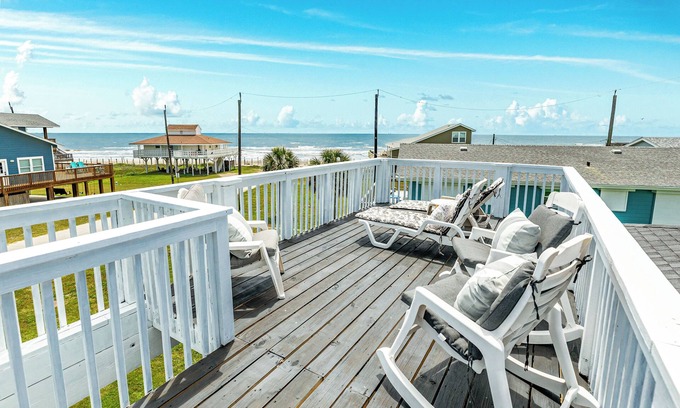 Bermuda Beach House | Willy's Place: 3rd Row Gulf View Home with Updated Interior & Rooftop Sun Deck