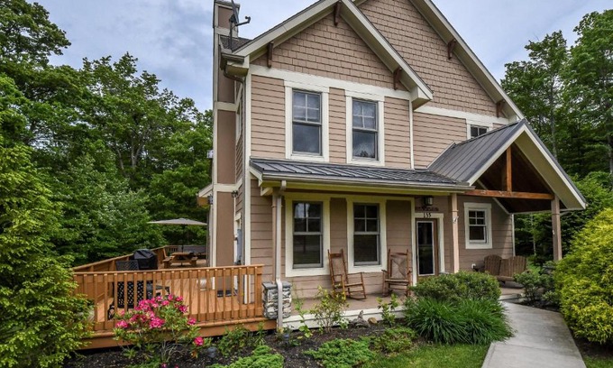 Silver Ridge House | Winding Down Slope Side