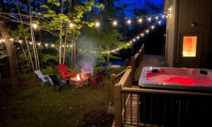 West Dover Ski Chalet | Wine Moose Hot tub Fireplace Sauna 9min to Mt Snow