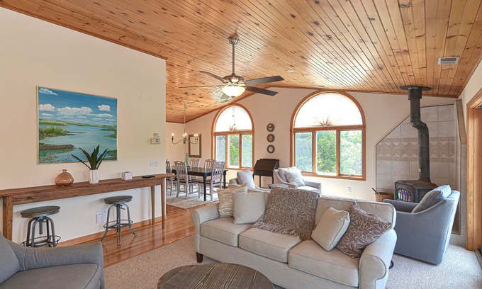 Gloucester House | Wingaerchic: Woodsy retreat in West Gloucester