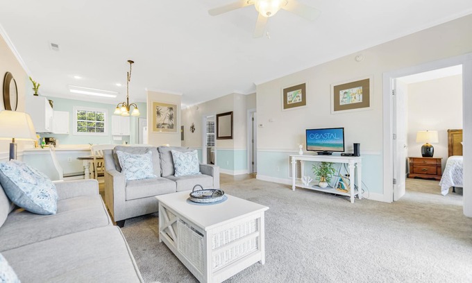 Central Myrtle Beach Condo | Winter Rates! Charming 2-Bedroom Condo with Modern Amenities in Myrtle Beach