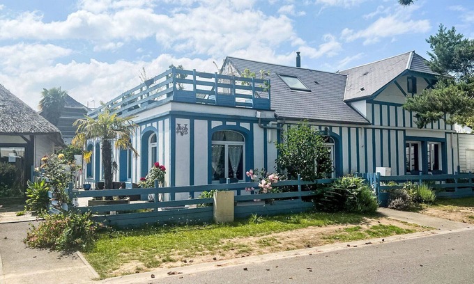 Merville-Franceville-Plage House | Wonderful private villa for 10 people with WIFI, TV, terrace and pets allowed