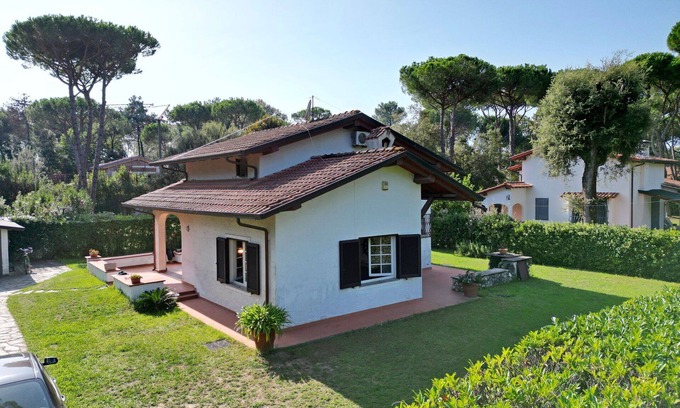 Ronchi Villa | Wonderful private villa for 8 guests with WIFI, A/C, TV and pets allowed, close to Forte Dei Marmi