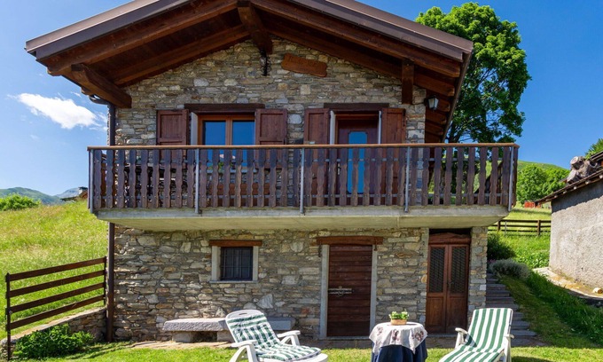 Peglio House | Wonderful private villa for 4 guests with WIFI, TV, balcony and pets allowed