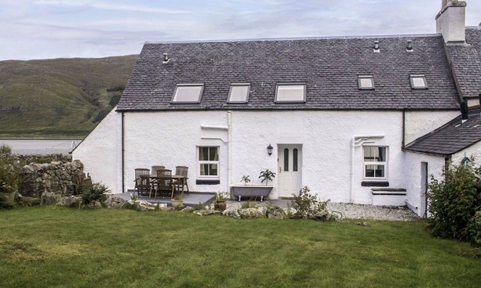 Breakish House | Wonderful private villa for 6 people with WIFI, TV, patio and pets allowed