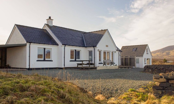 Staffin House | Wonderful private villa for 6 people with WIFI and TV