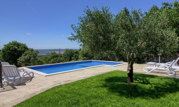 Brovinje House | Wonderful private villa for 10 guests with WIFI, A/C, private pool, TV, terrace and pets allowed