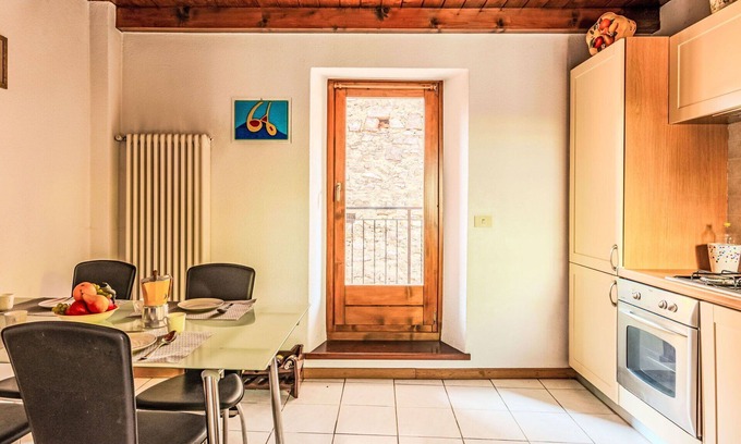 Carlazzo House | Wonderful private villa for 4 people with WIFI, TV, balcony and pets allowed