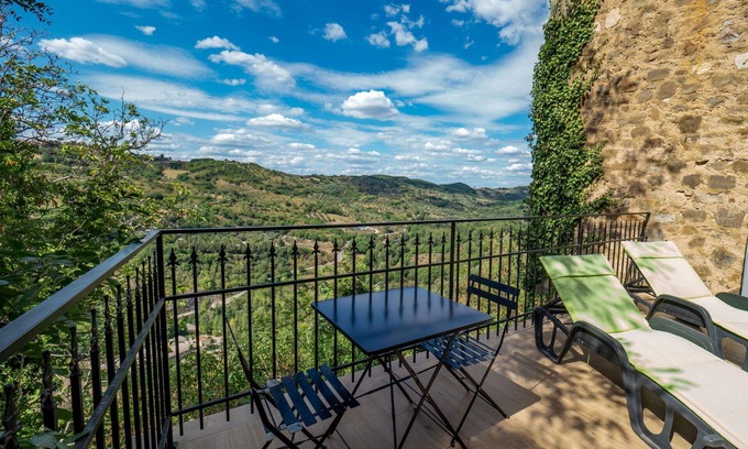Seggiano House | Wonderful private villa for 4 people with WIFI, hot tub, A/C, TV, terrace and panoramic view