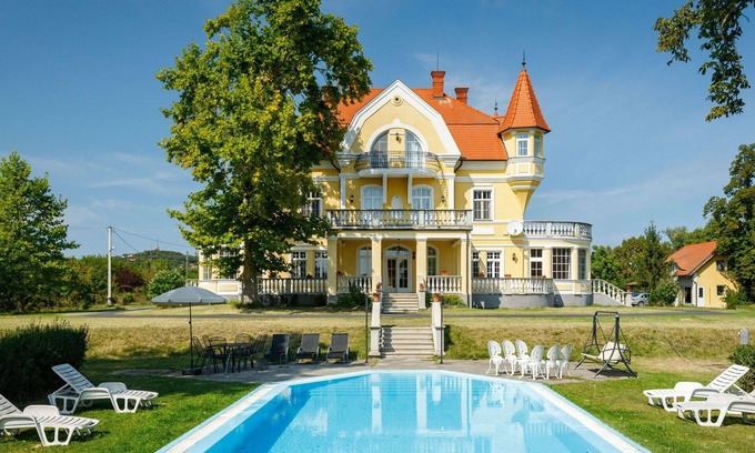 Fonyod Villa | Wonderful private villa with WIFI, private pool, TV, terrace, pets allowed and panoramic view