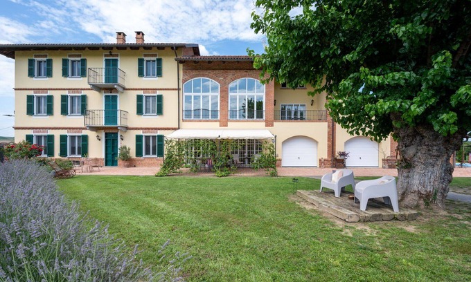 Castell'Alfero House | Wonderful private villa for 9 guests with hot tub, WIFI, TV, patio, pets allowed and panoramic v.
