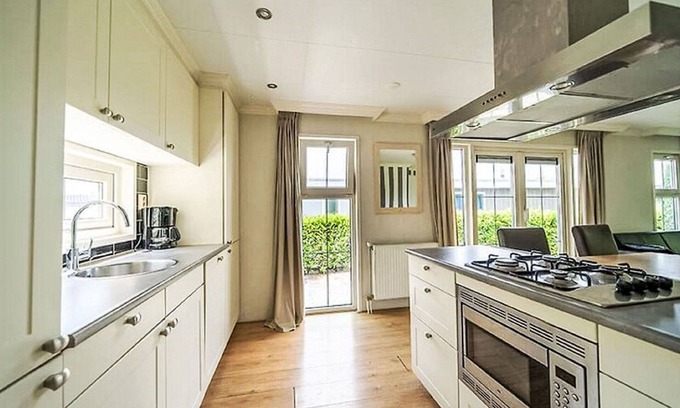 Dordtse Biesbosch House | Wonderful private villa for 4 people with WIFI, pool, TV, terrace and parking