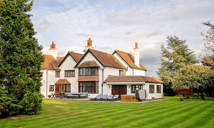 Tring House | Wonderful villa for 16 people with WIFI, hot tub and pets allowed