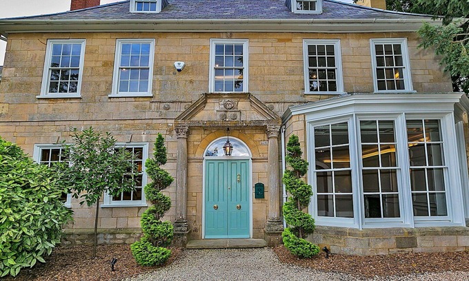 Yardley Gobion House | Wonderful villa for 17 people with hot tub, WIFI, terrace and pets allowed