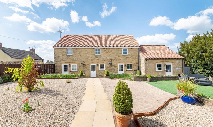 Thirsk House | Wonderful villa for 4 guests with pool, hot tub, WIFI and terrace