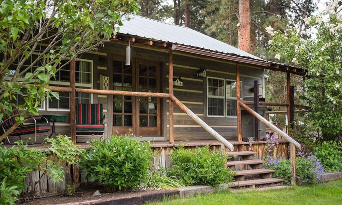 Chiloquin Cottage | Wonderfully Unique Riverfront Cottage very close to Crater Lake National Park