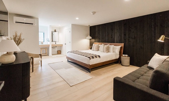 Columbia Falls Hotel | Wonderstone Hotel - Single King + Sleeper Sofa Guest Room