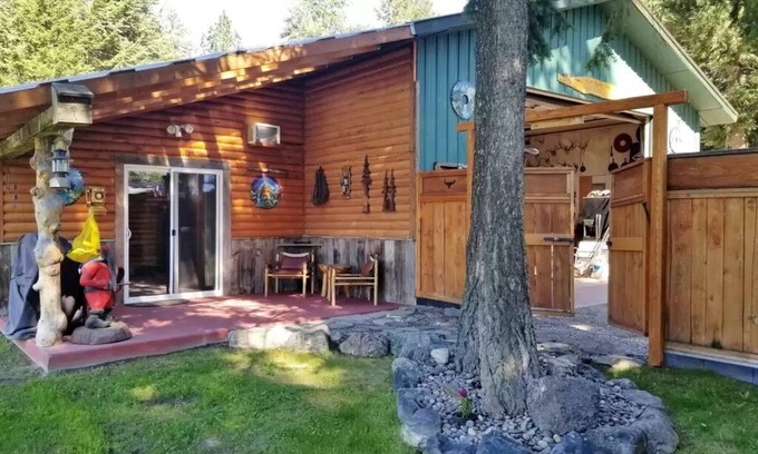 Kalispell House | Woodcrafters Cabin on 2.5 acres