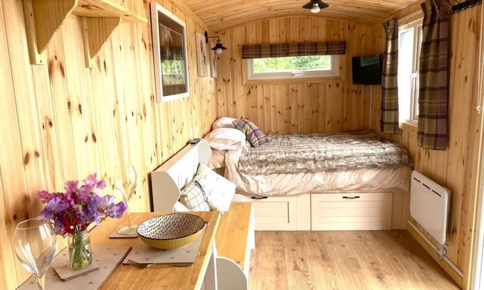 Perth Cabin | Woodhead Shepherds Hut - Sleeps 2 - Mailer Farm