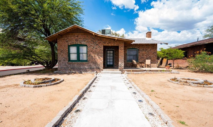 Rincon Heights Apartment | Work Desk Fire Pit Pool | Steps to UofA