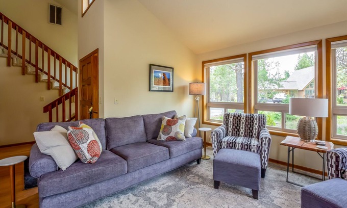 Deer Park House | YANK01 - Cozy Home, Gas Fireplace, Dog Friendly