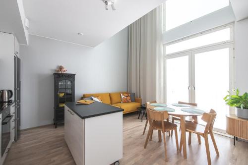 Downtown Kuopio Apartment | Ydinkeskustassa saunallinen huoneisto kahdessa tasossa