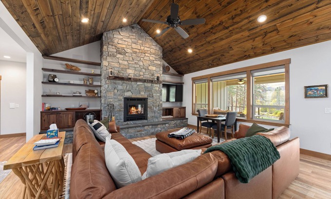 Pateros House | Year-Round AdventurenRiverfront 4-bedroom retreat with 2 king suites
