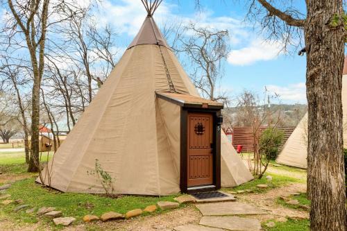 New Braunfels House | Yellow Flower - Tipi 5