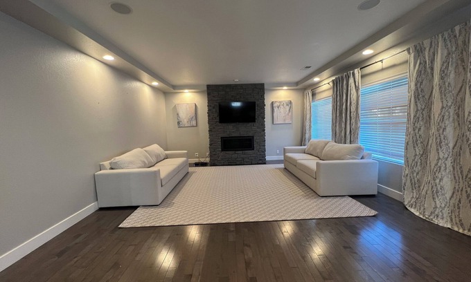 Green Valley Ranch House | Your Dream Gateway Near DIA. 5-bedroom house in awesome Denver with WiFi, AC