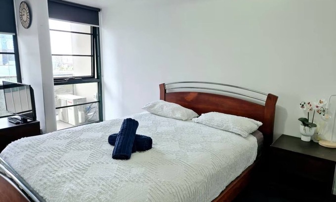 Docklands Apartment | Your Overnight Delight | 1 Min from Tram Stop
