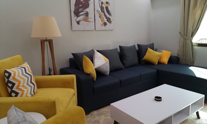 Karachi House | Zaha Home:Najaf Mahal Apt-2br, spacious & cheerful