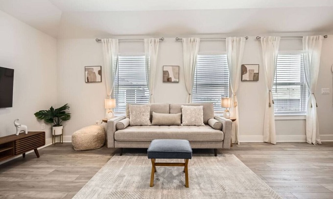 Austin House | Zen Oasis + 1BR Guesthouse + Mins to Skyline Park!