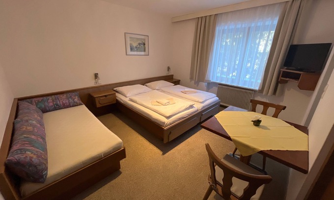 Obsteig Bed & Breakfast | Zimmer 07/3bett Ohne Balkon - Pension Alpina