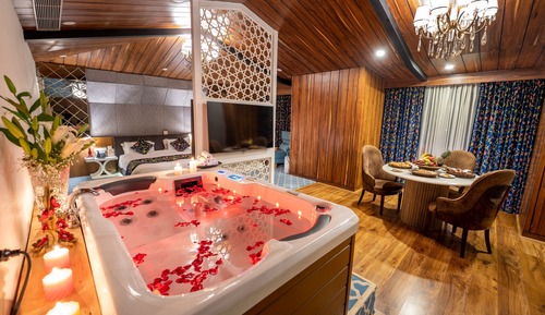 Honeymoon Suite