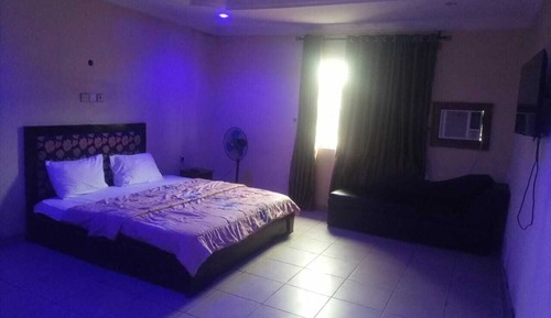 Basic Room, 1 Queen Bed