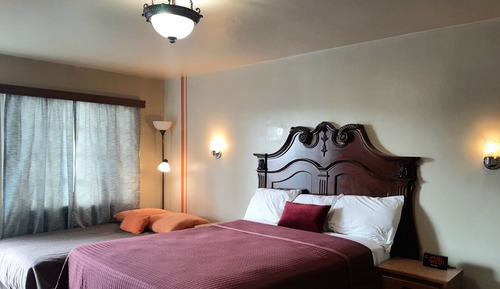 The Brown Room: 1 Queen Bed, 1 Sofa Bed, Non-Smoking