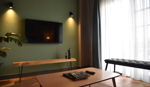 1+1 King Suite with Bay Window