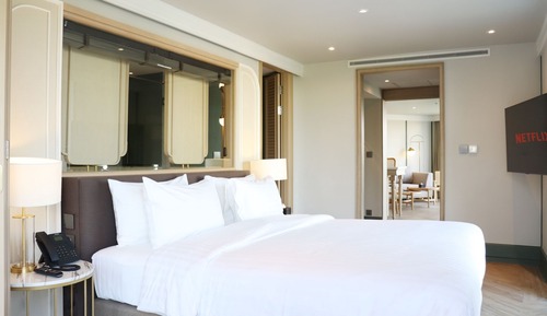 One-Bedroom Grand River View King Suite